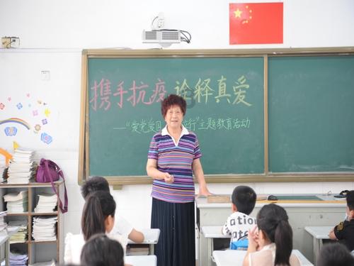近日，贵州铜仁玉屏，六十余人自驾返乡途中因大雪被困，老乡热情邀请来家中吃饭。